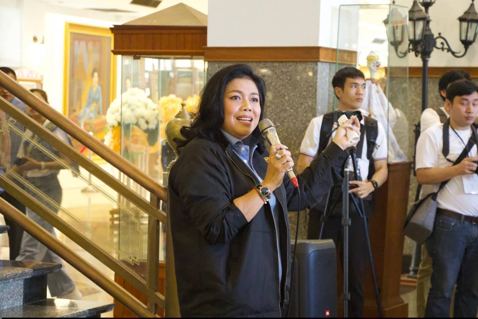 title - ผอ.ศพส. ห้การต้อนรับ คณะผู้บริหาร พนักงาน และสื่อมวลชน จาก บริษัท ทิพยประกันภัย จำกัด (มหาชน) พร้อมนำคณะเข้าเยี่ยมชมนิทรรศการสืบสาน สายธาร สร้างงาน หัตถศิลป์ ณ ศูนย์ส่งเสริมและพัฒนาอาชีพเสริมนอกภาคการเกษตร (ศูนย์ศิลปาชีพ บางไทรฯ (เดิม)) 